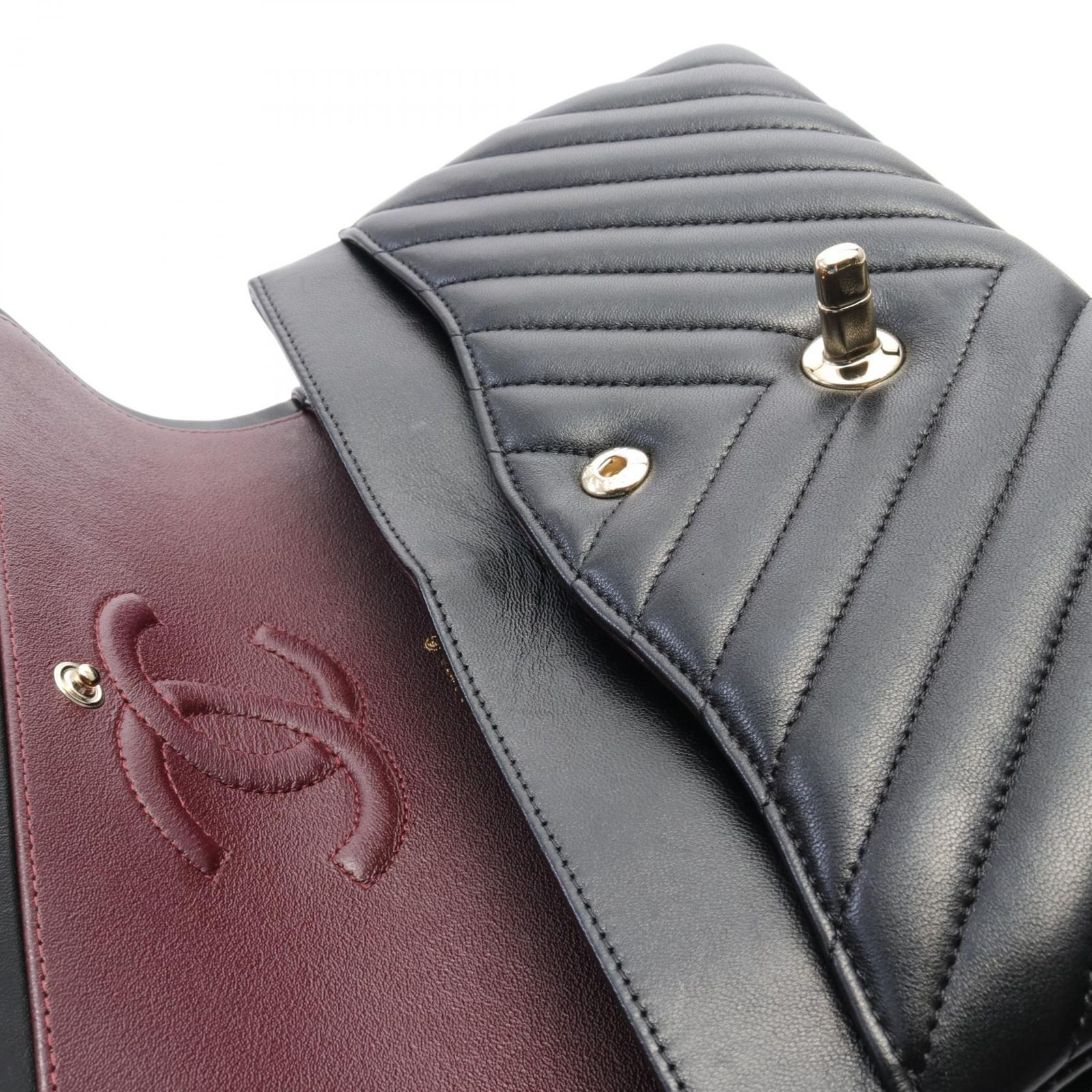 シャネル CHANEL ショルダーバッグ シェブロン Vステッチ Wフラップ