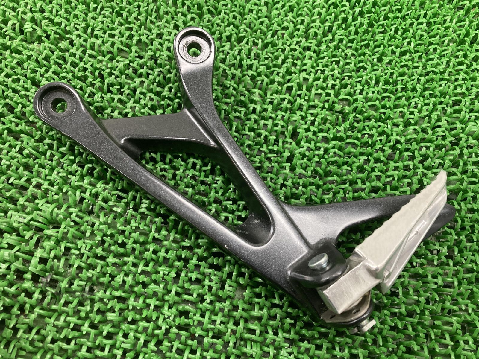 GSX250R タンデムステップ 左 250R スズキ 純正 中古 バイク 部品 DN11A コンディション良好 曲がり無し 品薄 希少品 車検 Genuine