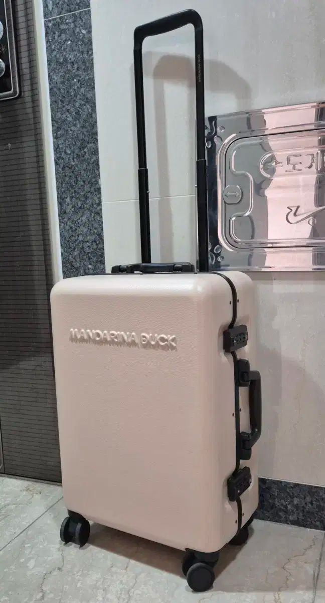 マンダリナダッグ　キャリーケース Amazon.co.jp: [Mandarina Duck] スーツケース タンクケース