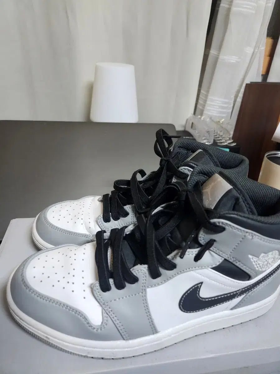 NIKE(ナイキ) ジョーダン 1 ミッド ライト スモーク グレー アンスラ