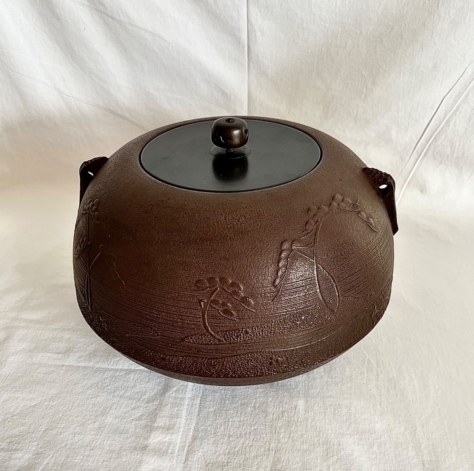 送料込【逢絢亭】茶道具 風炉釜 車軸釜 亀甲地紋 日展審査員 横倉嘉山 共箱入り 送料込茶道具 風炉釜 車軸釜 亀甲地紋 日展審査員 横倉嘉山 共