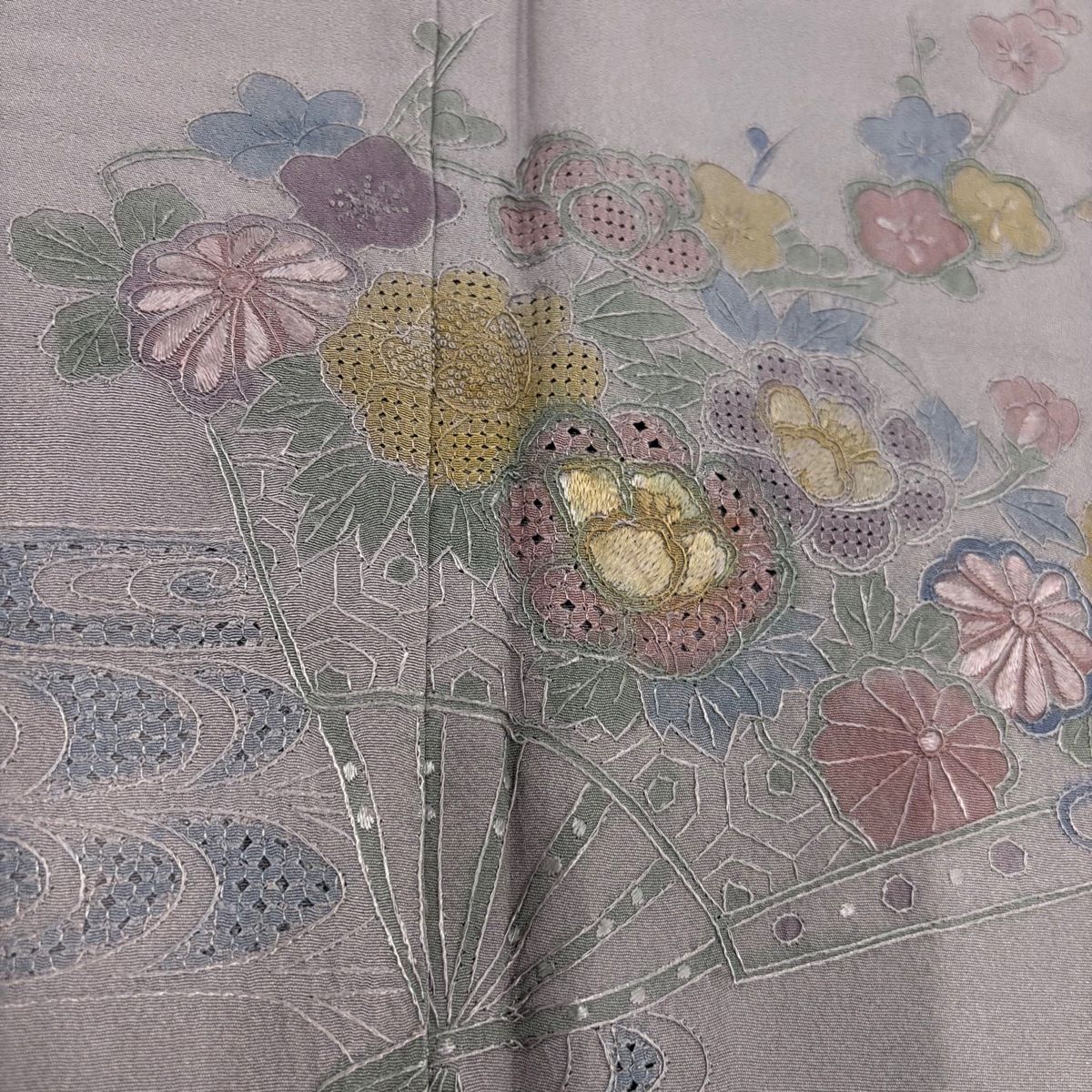 ゆりのはな　付下げ　汕頭刺繍　扇子柄　ちりめん　トール　薄山葵色　正絹　H609 ゆりのはな 付下げ 汕頭刺繍 扇子柄 ちりめん トール 薄山葵色 正絹