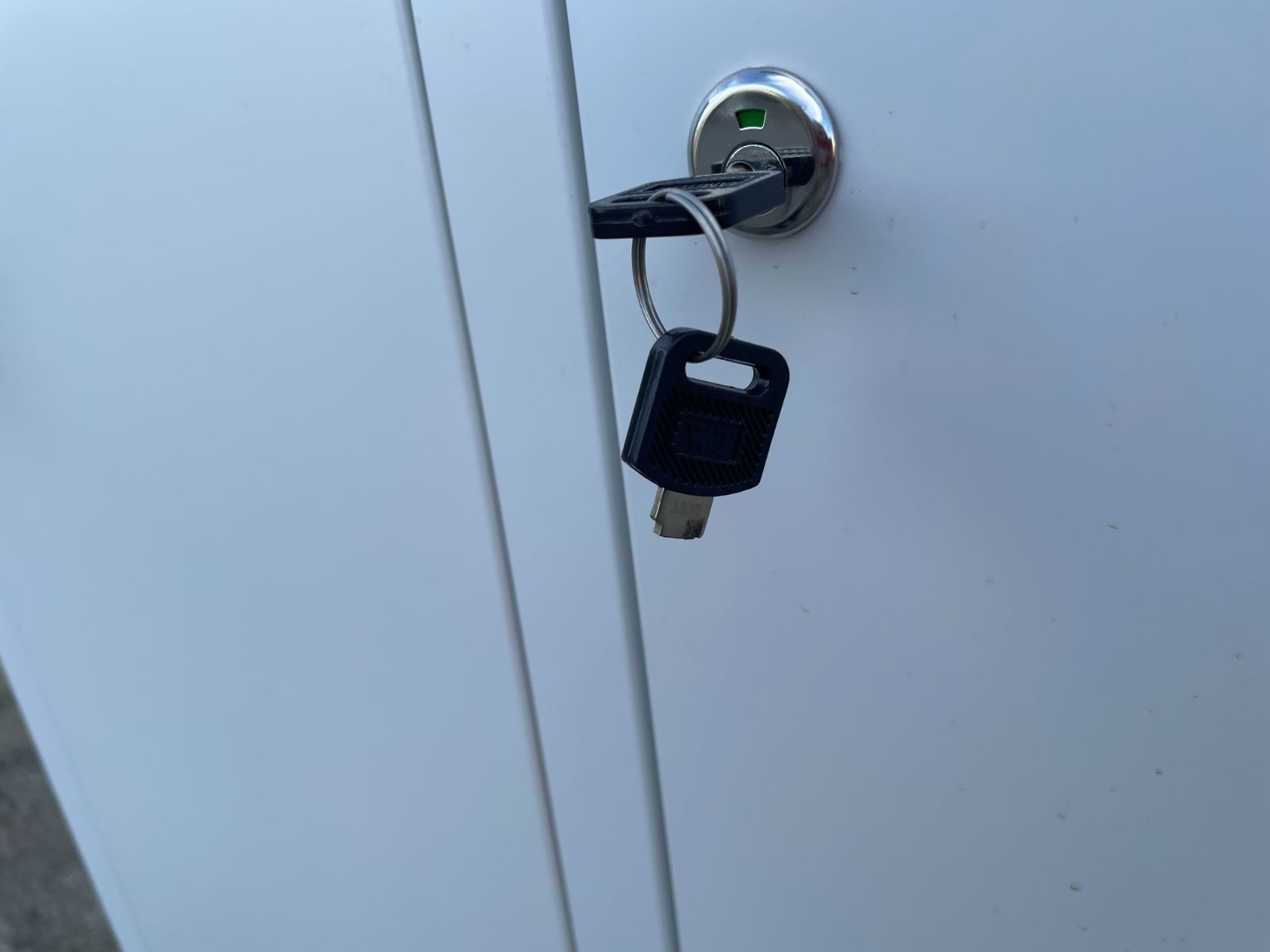 直接引取り可 スマイル 更衣室ロッカー OAスチールロッカー 3連3人用 シリンダー錠 ホワイト 幅900×奥行515×高さ1790mm 1台 3梱包 各扉鍵 カギ 付き MARWIL-DEMENAGEMENTS_CH