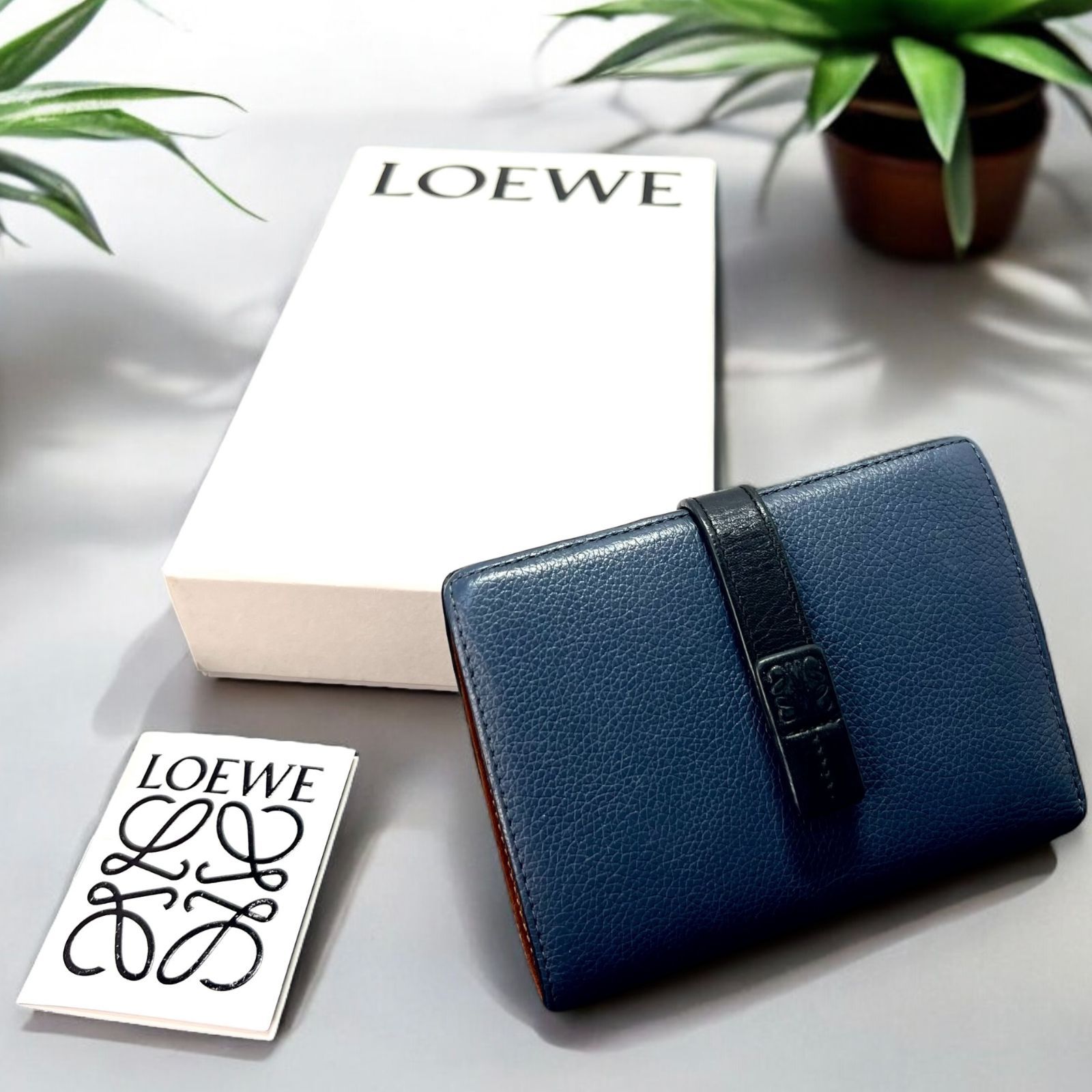 入手困難 LOEWE 清々しく ロエベ ミディアム バーティカル ウォレット 2つ折り財布