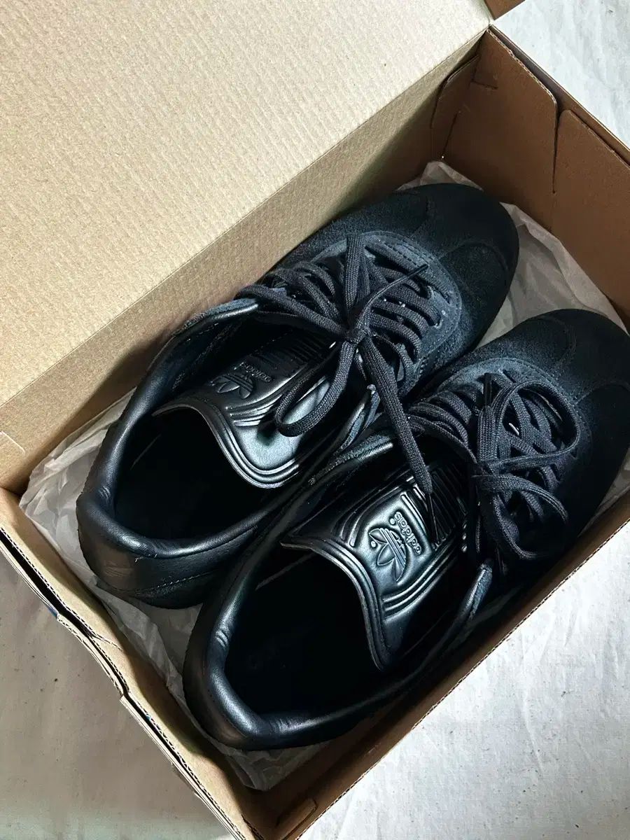 adidas アディダス ガゼル トリプル 黒 240