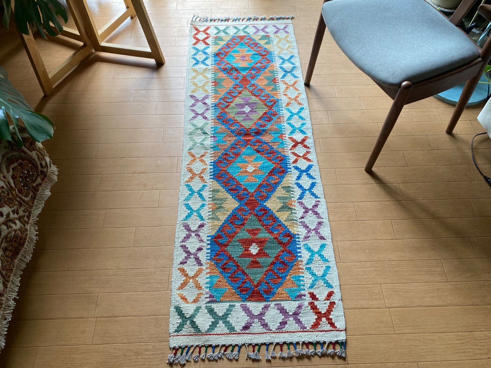 とても素敵な総草木染アフガニスタンキリム ソファの前やベッドの前