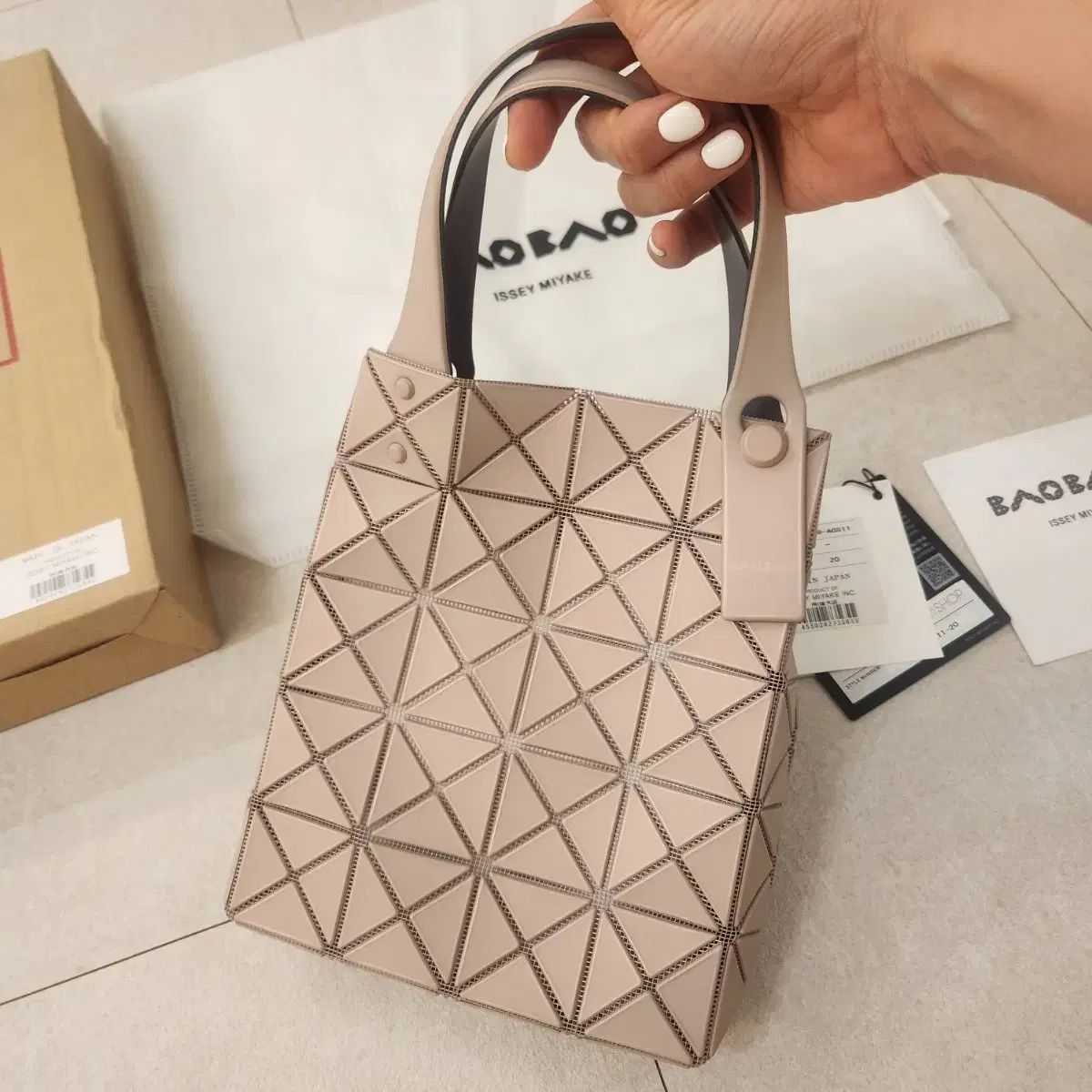 イッセイミヤケ BAOBAO プリズム トートバッグ BAO BAO ISSEY MIYAKE Prism Tote - Black – MoMA Design Store