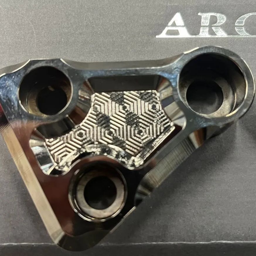 ARCHI 漆黒EDITION Z900RS ビレットハニカムシリンダーヘッドマウントV2 BRIGHTFACE_UK