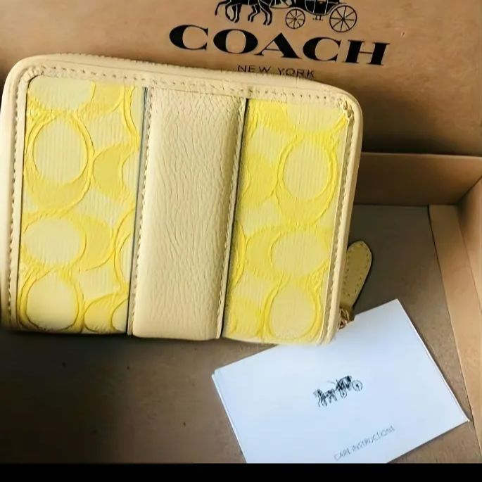 年末セール開始 匿名配送 新品 COACH コーチイエロー色 財布 コーチ