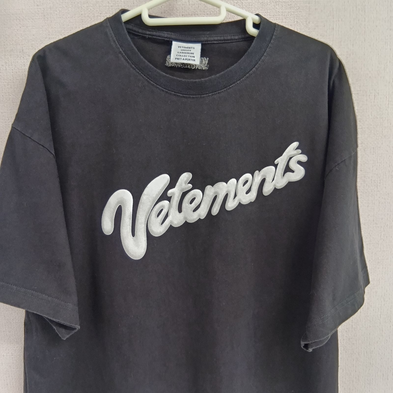 VETEMENTS]ヴェトモン Tシャツ S コットン メンズ ロゴ 半袖 ブラック 