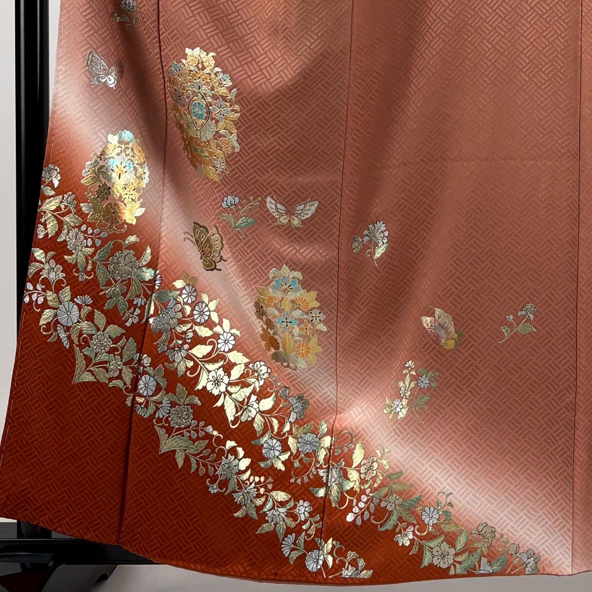 付下げ 身丈160cm 裄丈65cm M 袷 草花 蝶 金銀彩 ぼかし 赤茶