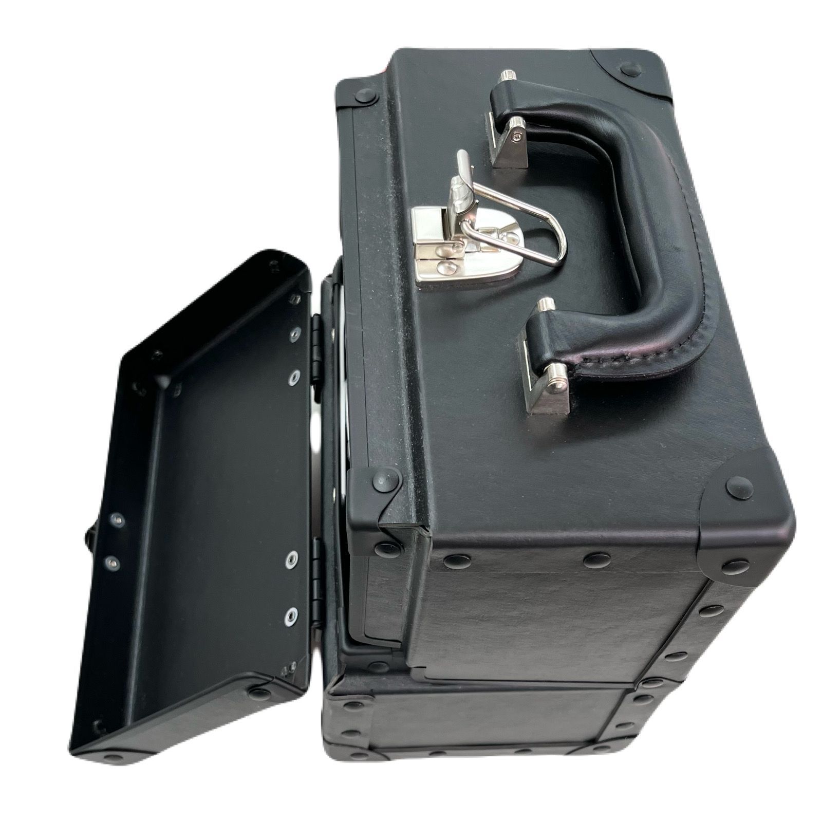 新品未使用シュウウエムラ　ハローキティメイクボックス シュウ ウエムラ」の今年のコフレはハローキティとコラボ ロック