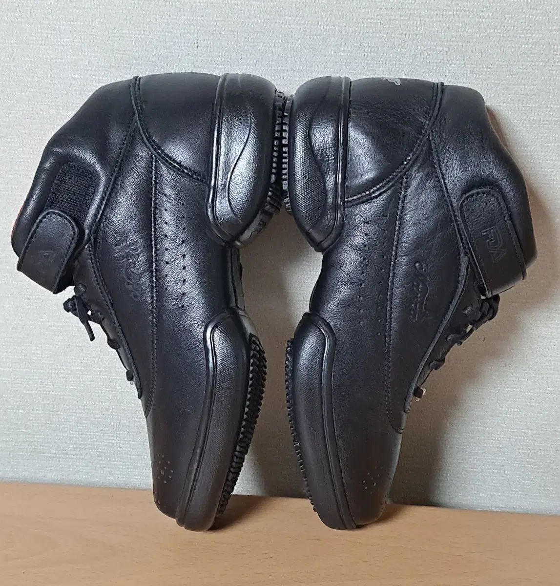 グシュナサフ ナルツィオ ナルザ 機能性 ファスナー付き スニーカー 240 黒