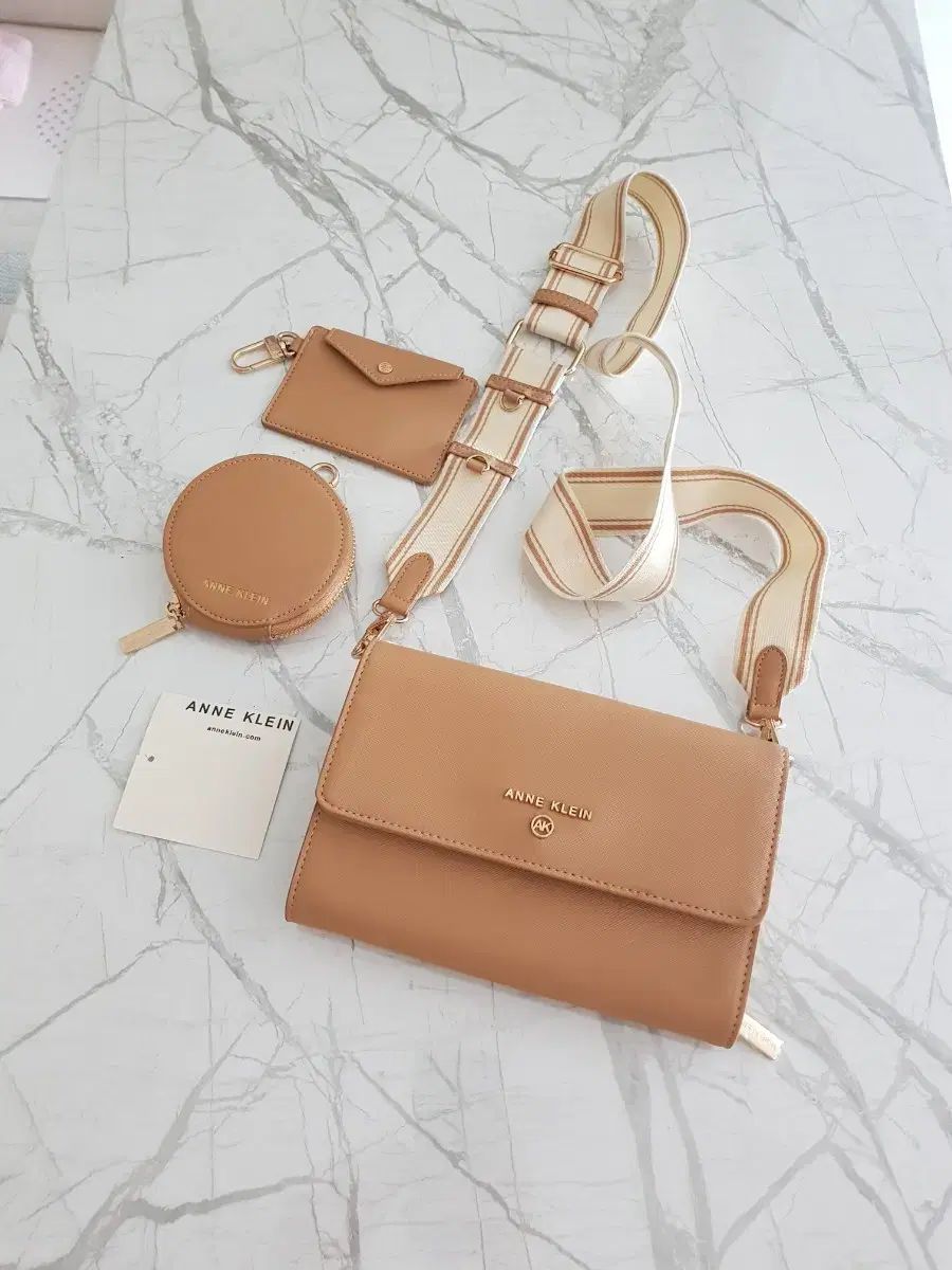 新品 ANNE KLEIN(アンクライン) クロスバッグ (通常価格) 15 のみ) カードウォレット+小銭入れ 含む BEAURE (ヴュレ) ×  Ray BEAMS 別注 24秋冬 マルチ カードケース / コインケース 小銭入れ パスケース カラビナ 牛革 本革 - ブランド古着の通販・買取  | BEEGLE by Boo-Bee