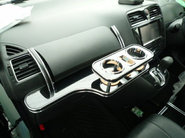 C26セレナ フロントテーブル ブラック BKxシルバー 携帯中