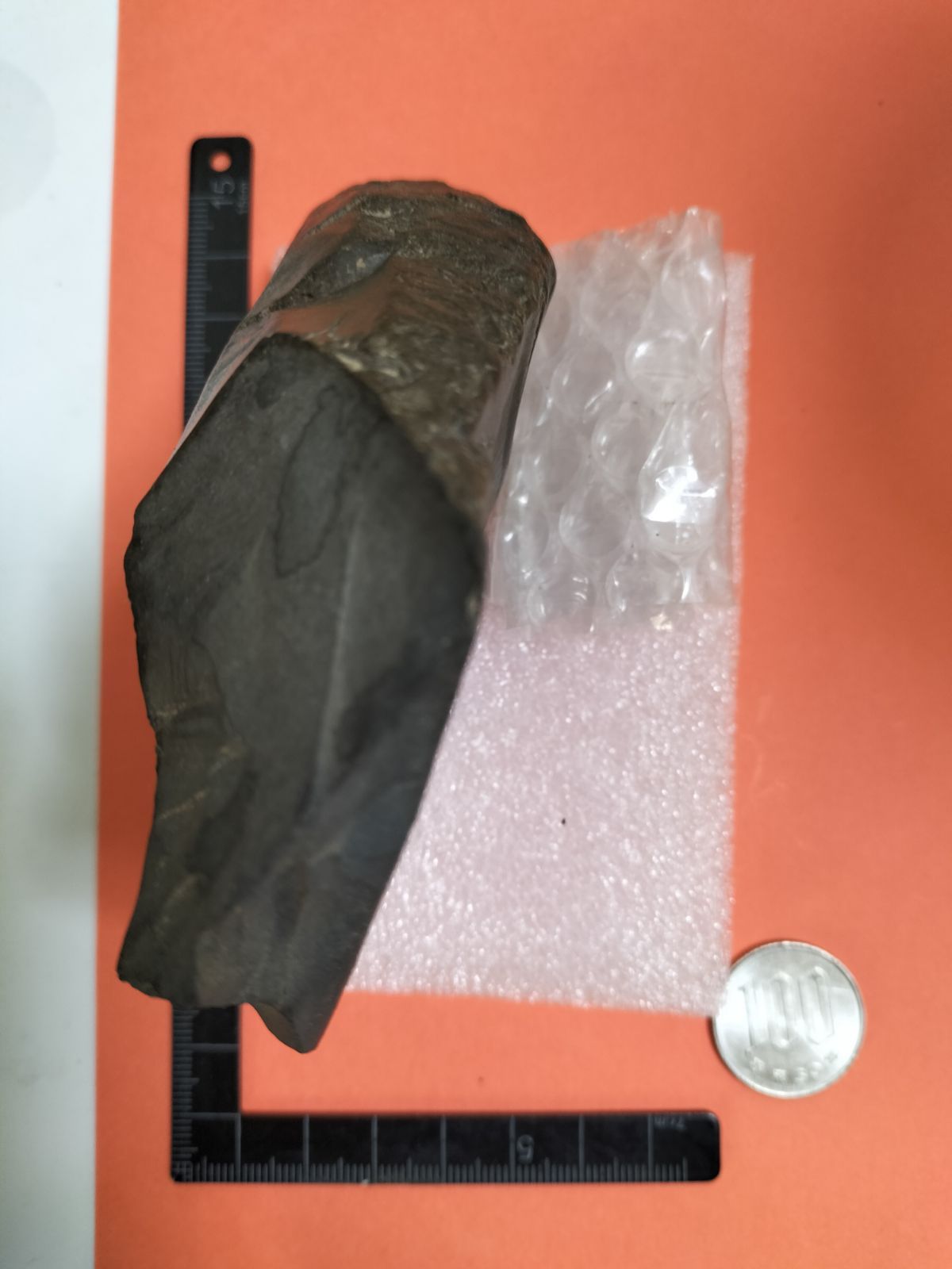 握り斧(出土品) 旧石器時代 約16㌢×9㌢×5㌢ 約720g