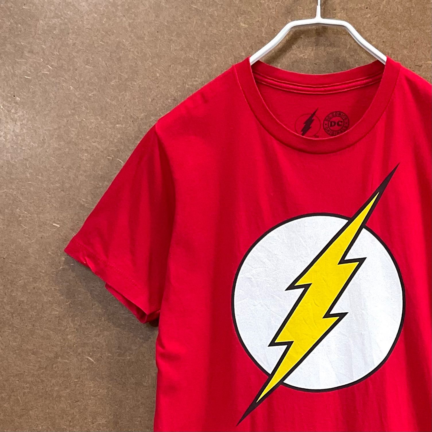 US古着 フラッシュ 稲妻ロゴプリント アメコミヒーロー 半袖tシャツ赤M 