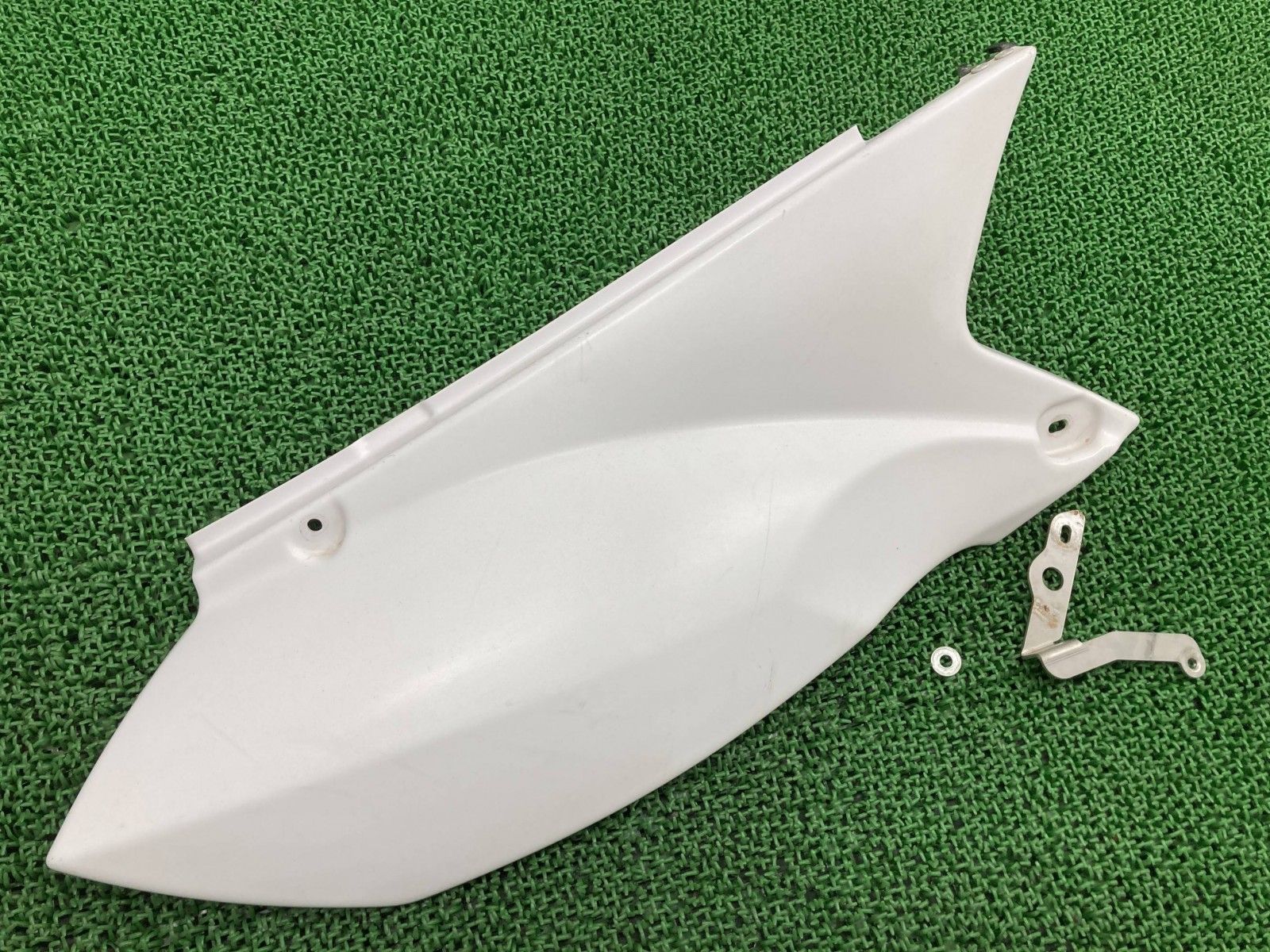 ZERO-G製WR250X WR250R サイドカバー 右 白 社外 バイク 部品 DG15J サイドカウル ステー付き 割れ欠け無し 品薄 品 kV