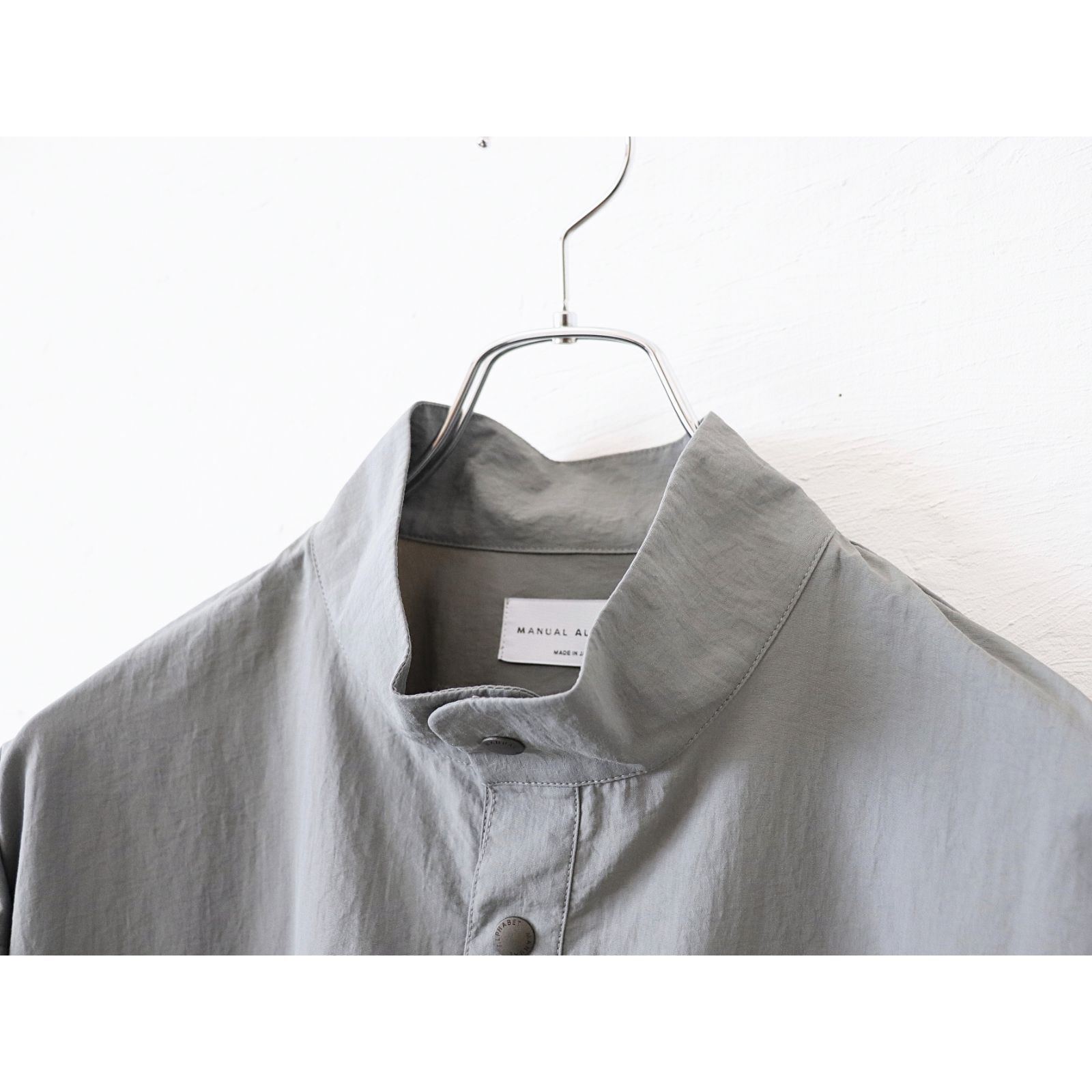 MANUAL ALPHABET / LIGHT SHELL SNAP TEE - GREY マニュアル