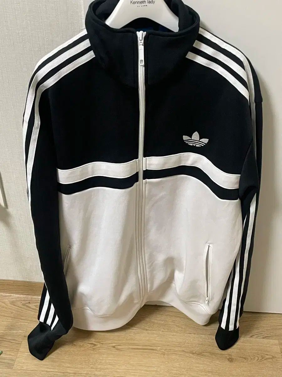 adidas ジップアップジャケット クリーム/ブラック