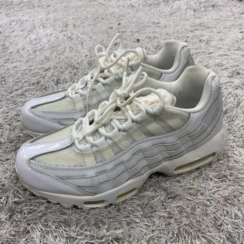 【雷市場（ポンジャン）商品韓国直送】 NIKE(ナイキ) エアマックス 95 トリプルホワイト スニーカー 靴 250 G02420