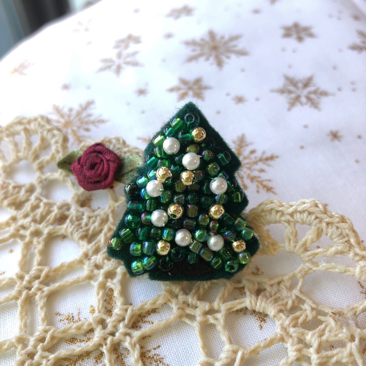クリスマスツリー ビーズ刺繍 ハンドメイド ブローチ - メルカリ