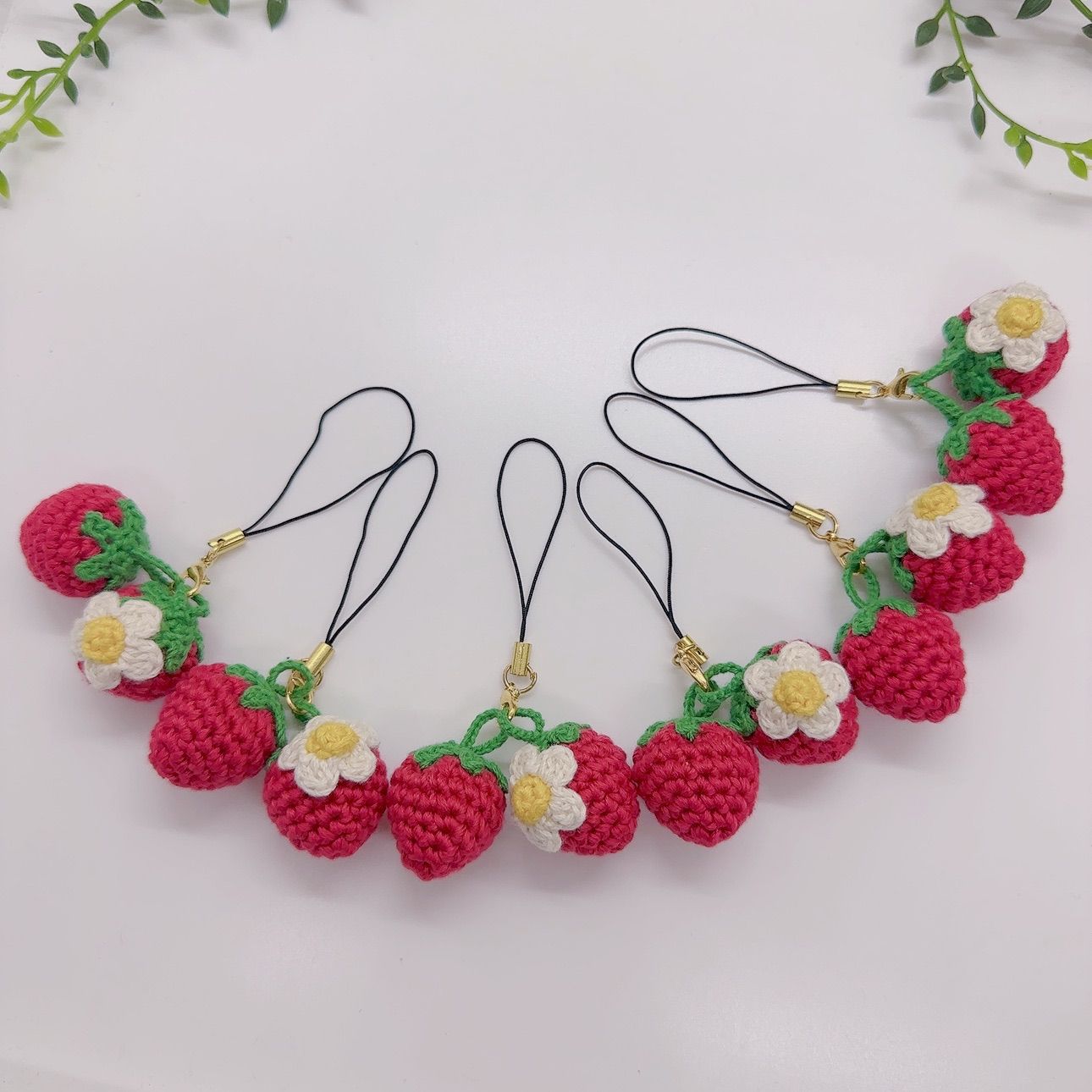 キーホルダー いちご 可愛い 花 ペア ストラップ ハンドメイド 苺 お揃い 人気 手編み 赤