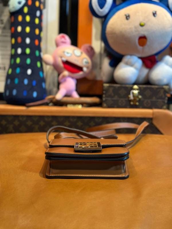 FENDI フェンディ 8BT325 AA1W ブラウン レザー ショルダーバッグ LVU25010940 DECORATOM_COM_BR