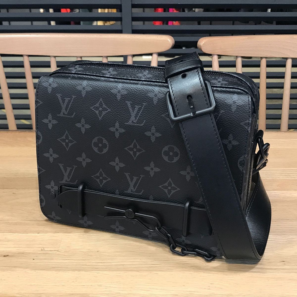 ルイヴィトン モノグラムエクリプス スティーマーメッセンジャー M45585 ブラックチェーン 13567