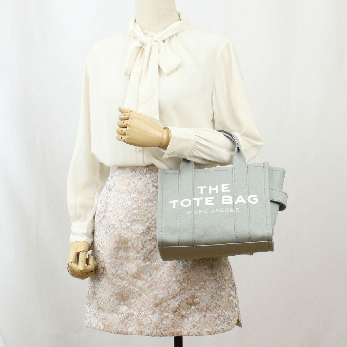 【新品・未使用】MARC JACOBS ミニトート WOLF GREY Amazon.com: Marc Jacobs Women's The Leather Small Tote Bag