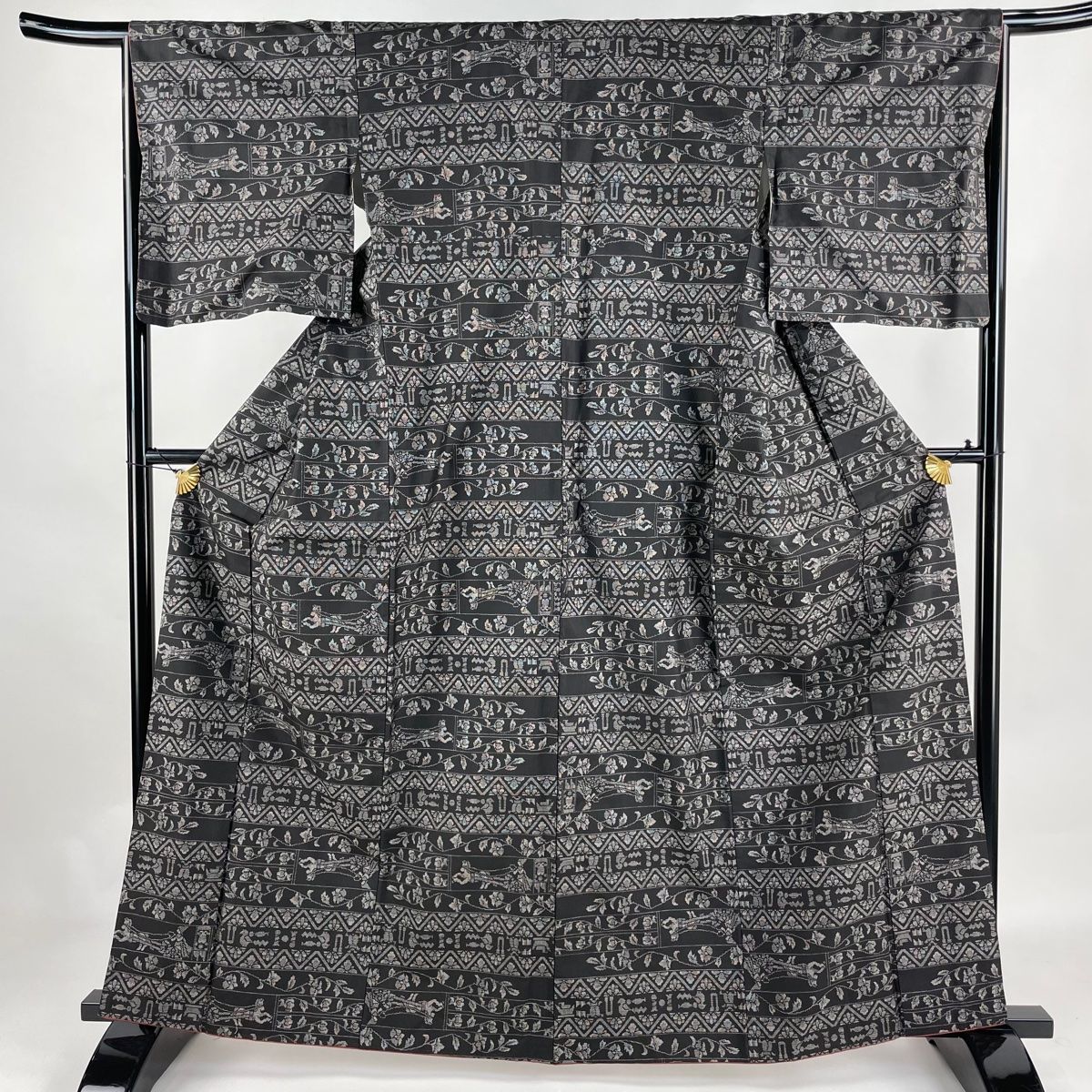 紬 身丈163.5cm 裄丈65cm M 袷 人物 唐草 黒 正絹 名品