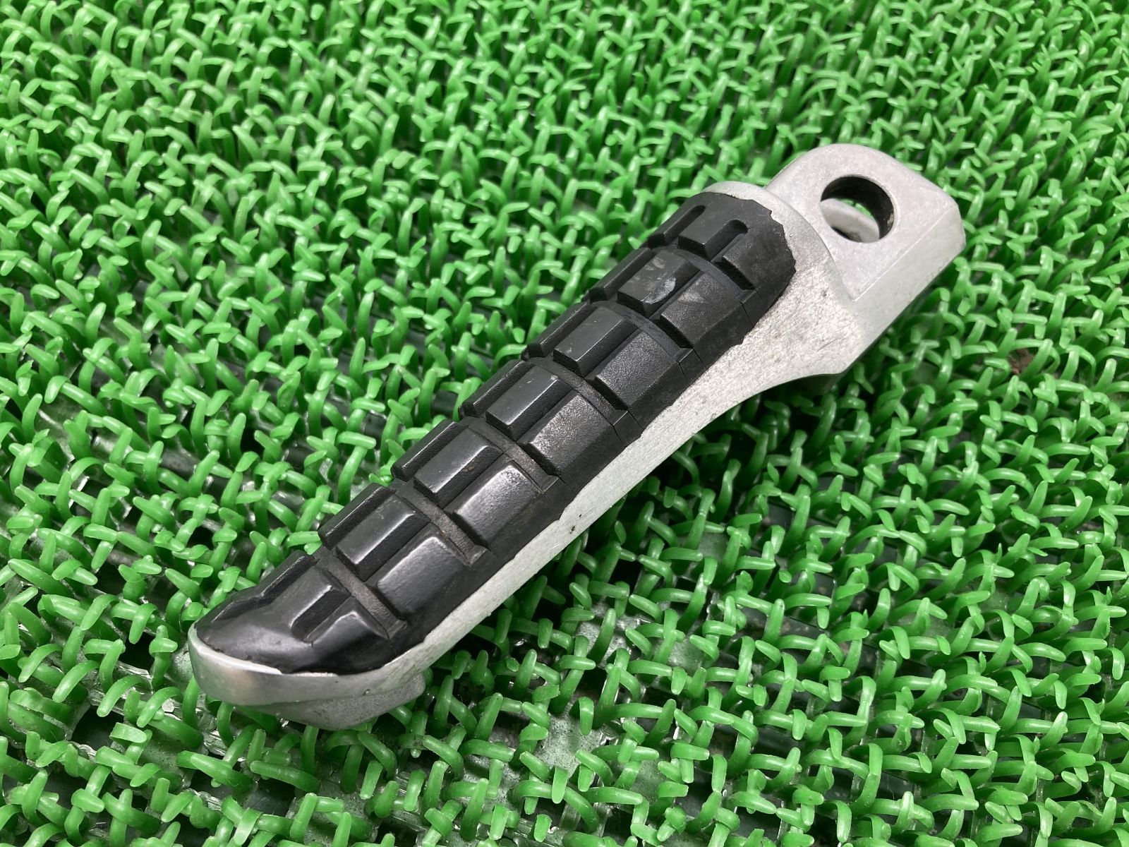 美品! ゼファー1100 純正ステップ フロントステップ 左右セット 美品! ゼファー1100 純正ステップ フロントステップ 左右セット