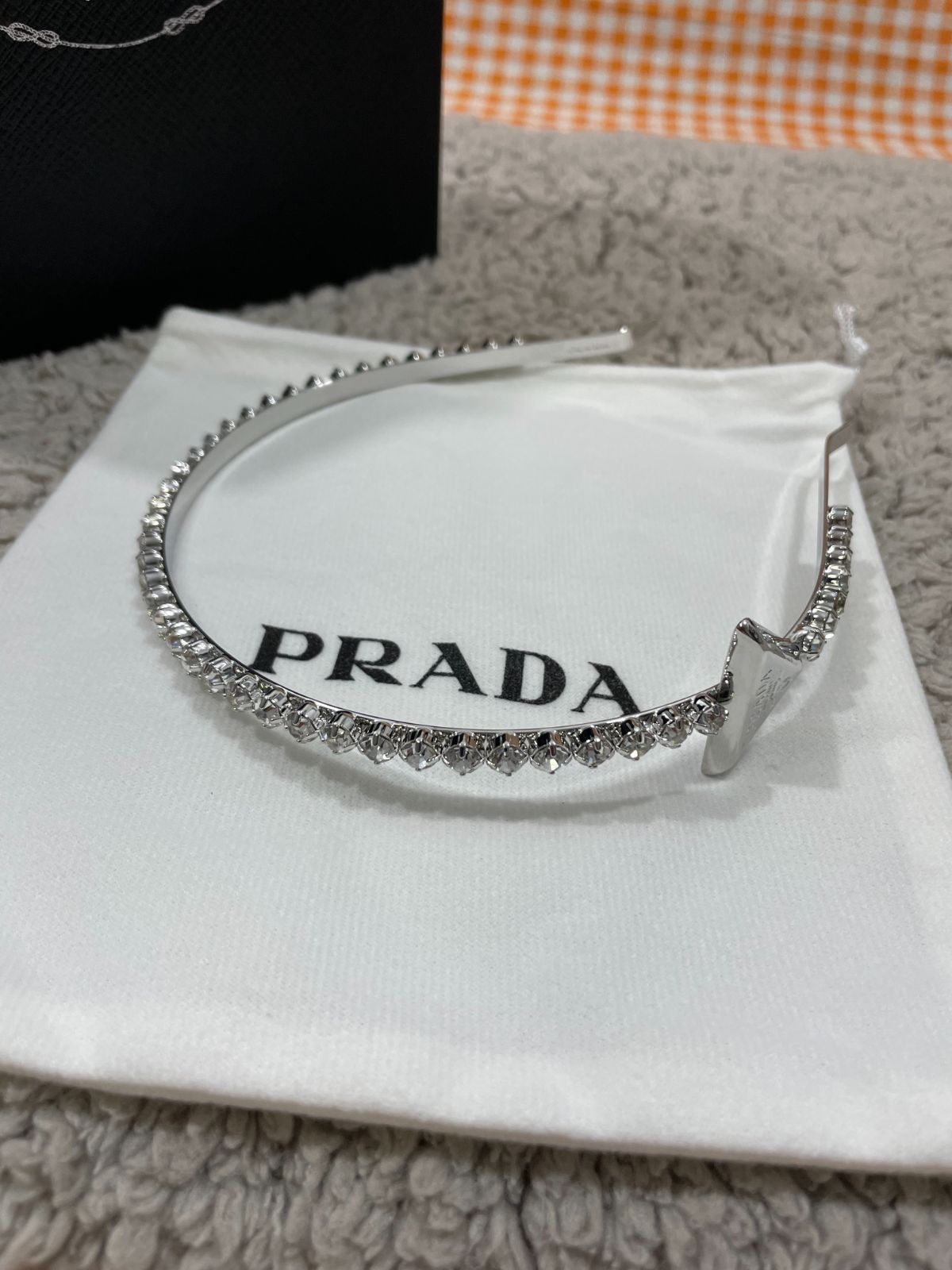 かなり綺麗PRADA プラダ　クリスタル ロゴ カチューシャ