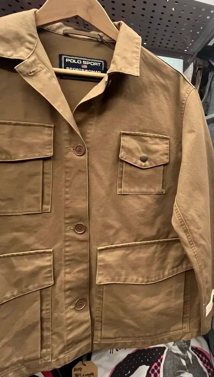 スポーツ カーキ色