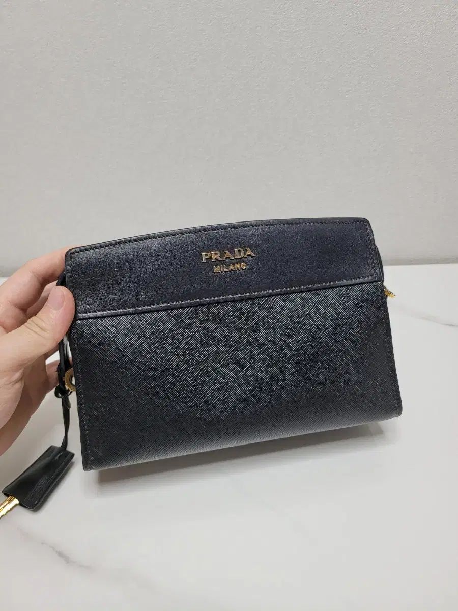 価格 PRADA プラダ ブラック サフィアーノ シティ クロスバック
