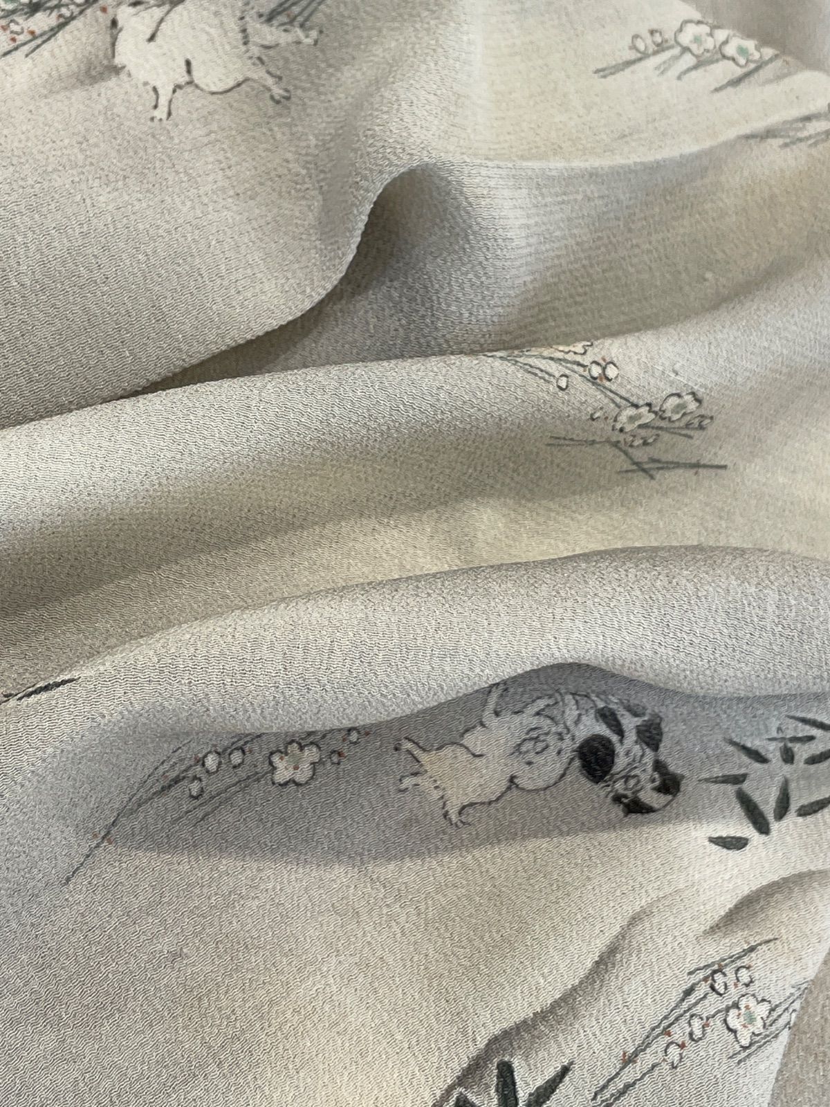 縮緬】【古布】【はぎれ】（長さ：約56㎝／幅：約31㎝） antique》縮緬と