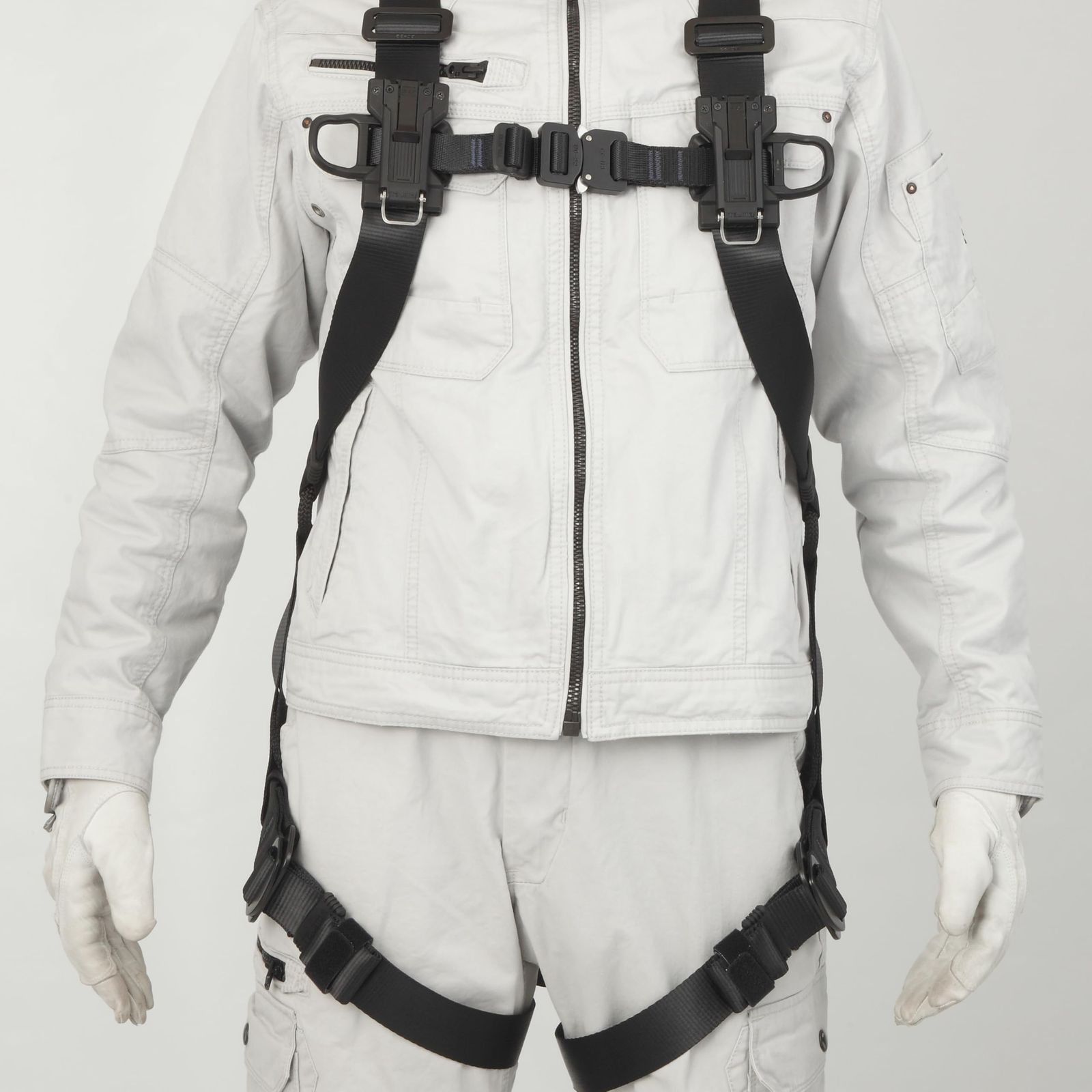 タジマ 新規 全帯 セフハーネス A4SFBF-BK フルハーネス本体のみ 130kg対応 スチール 黒 生産 2ヵ所のセフで道具を着脱 新設計の縦ベルト用セフホルダー樹脂採用 胴ベルトなしで工具を携帯 快適で動きやすいしなやかなベルト パススルー