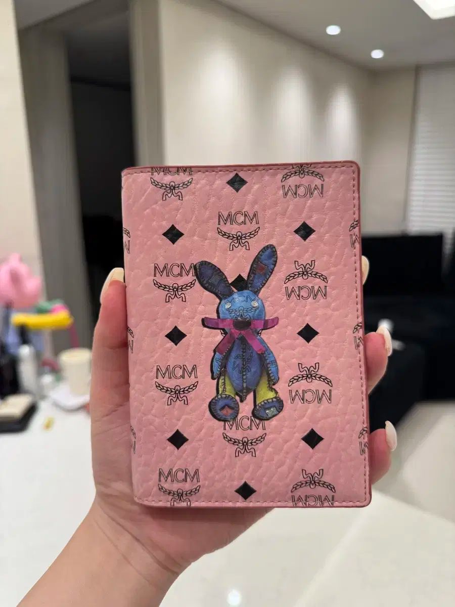 MCM ウサギデザイン パスポートケース　ピンク MCM パスポートケース ピンク ウサギデザイン 2025年最新】mcm