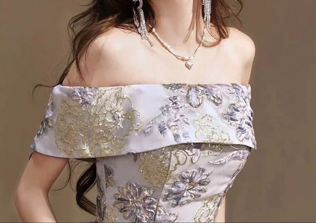 花柄の生地が華やかなオフショルダーのイブニングドレス 花柄の生地が華やかなオフショルダーのイブニングドレス