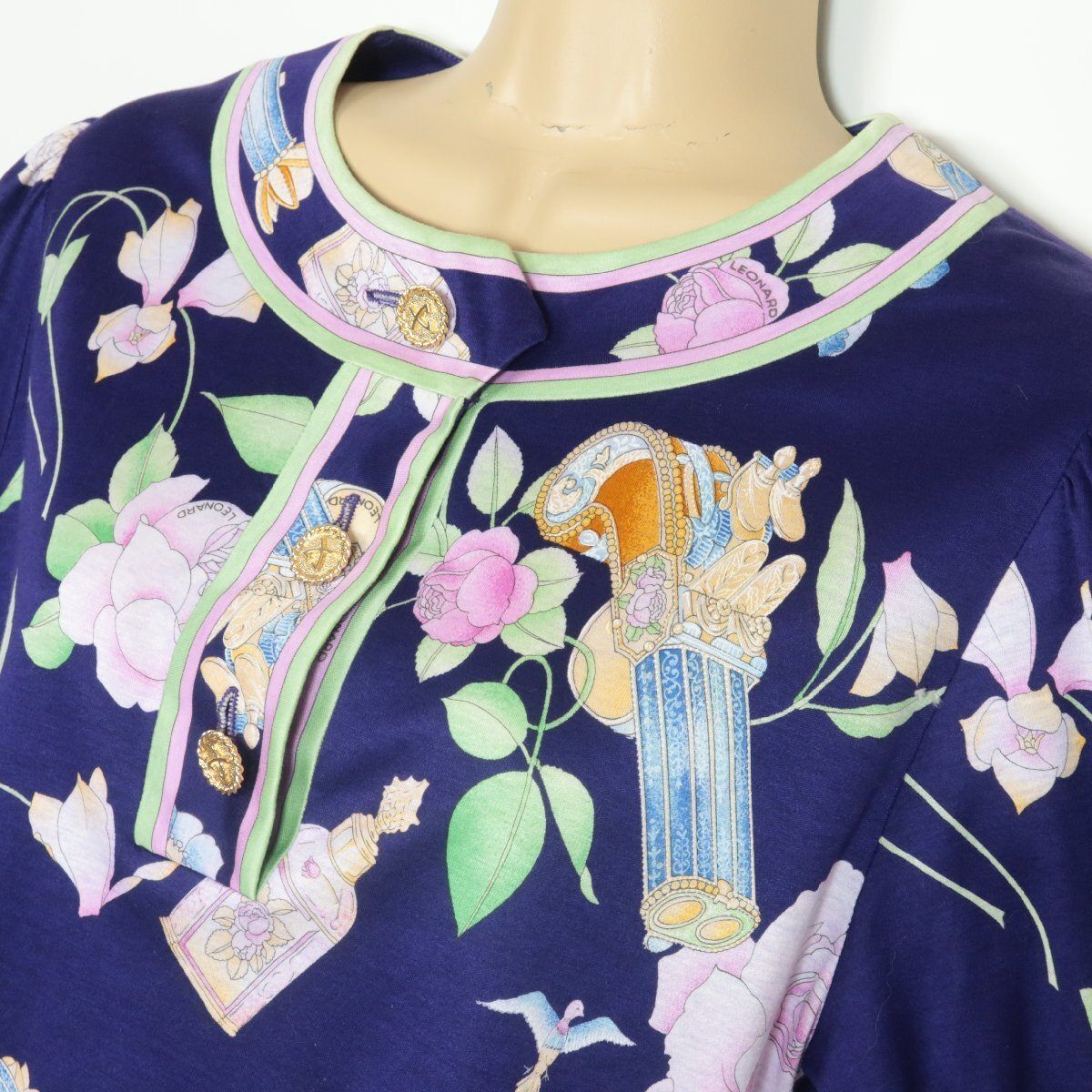 LEONARD - 【美品】レオナール★華やか♪半袖カットソー サイズM エキゾチックな花柄&amp;ゴールドボタン コットン100！紫系 z9990ｓ 美品】レオナール☆華やか♪半袖カットソー サイズM