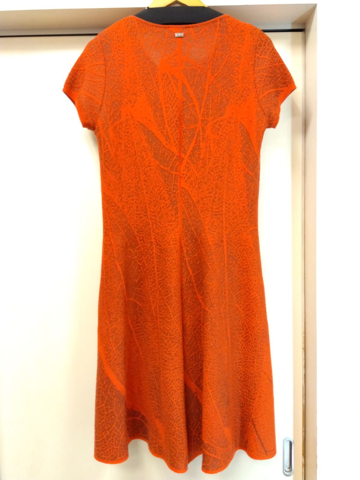 M7 エスカーダスポーツ ESCADA SPORT ワンピース サイズM ラムウール混 朱赤 柄 膝下丈フ 低身長 小柄な方向け