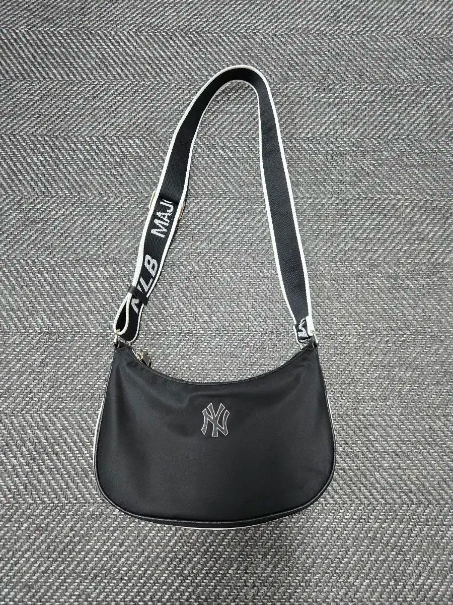 MLB ニューヨーク ヤンキース ブラック HOBO BAG クロスバック