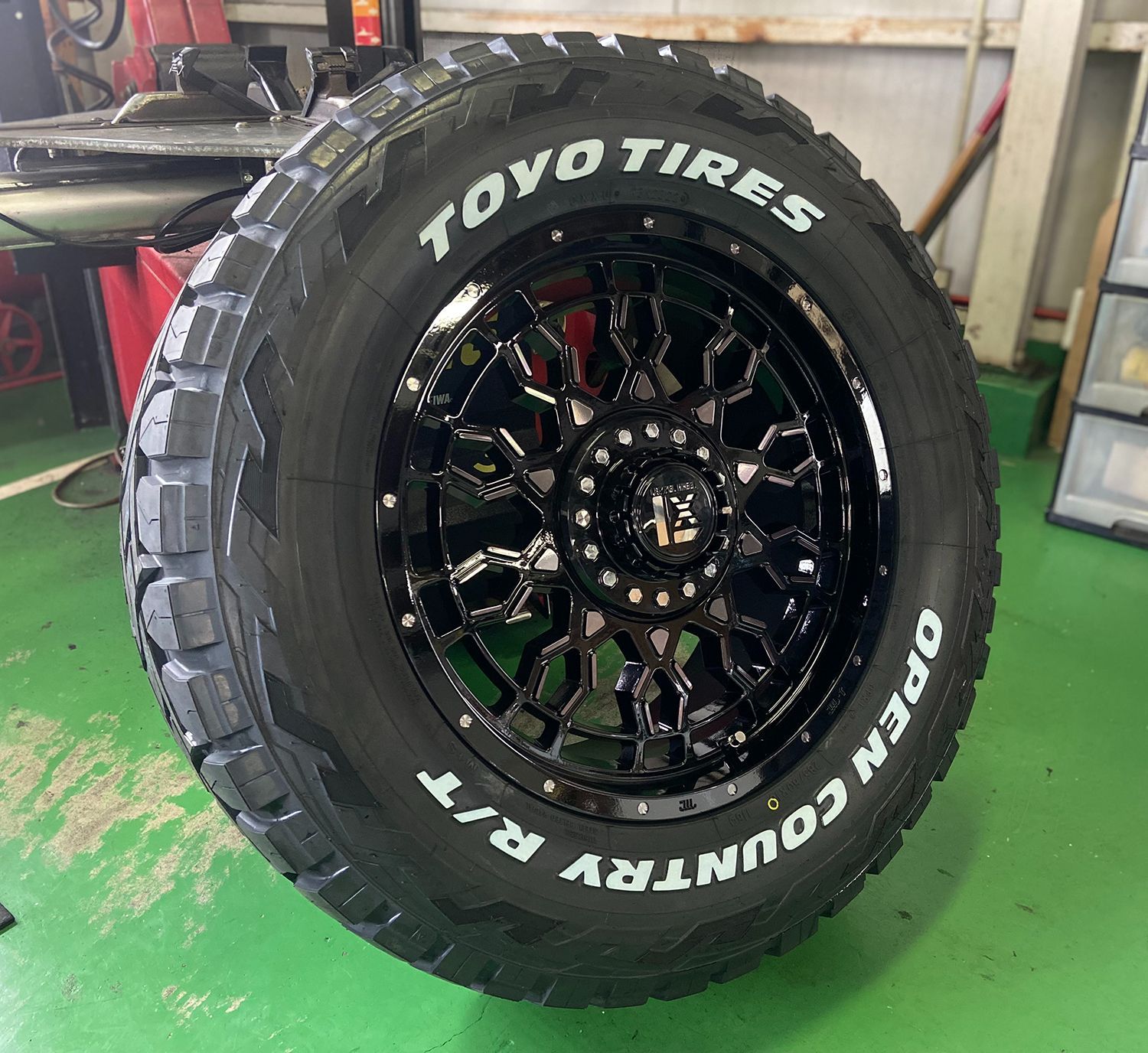 JL JK ラングラー 18インチ LEXXEL PreDator プレデター トーヨー オープンカントリー RT 285/60R18 1台分  4本セット タイヤホイール - メルカリ