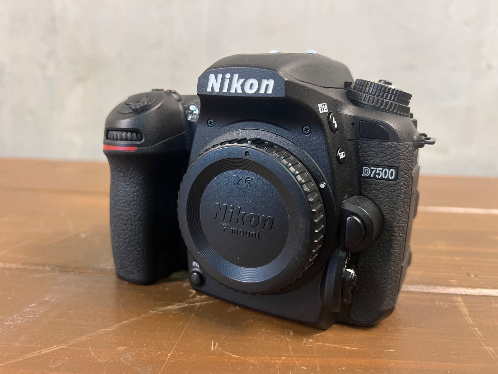 NIKON 一眼レフ D7500本体 ショット数1946 - メルカリ
