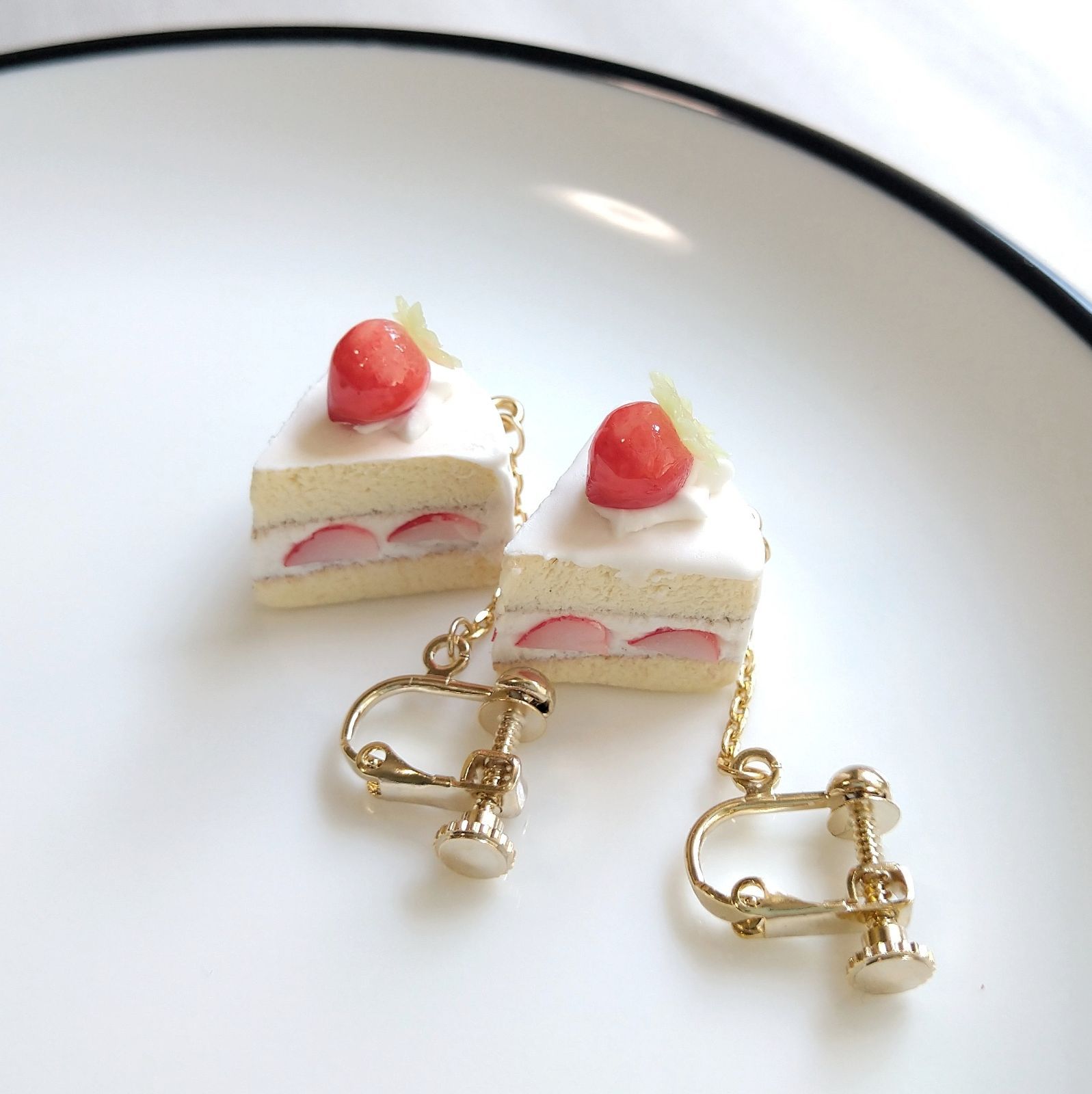 いちごのショートケーキの耳飾り【ピアス／イヤリング】 - メルカリ