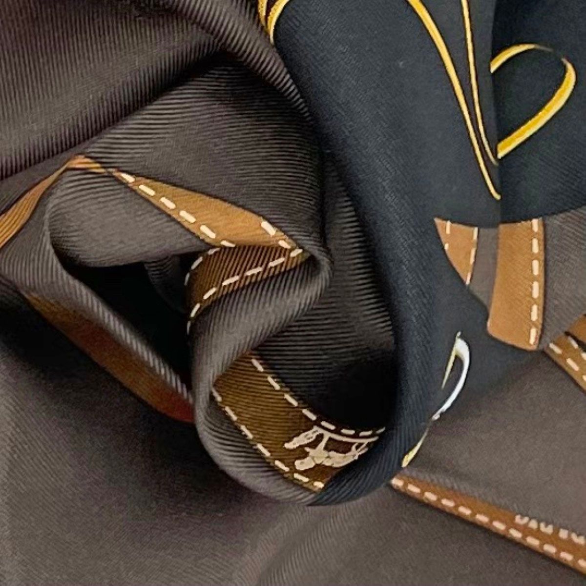 美品 HERMES エルメス  カレ90 MONSIEUR ET MADAME エルメス カレ90 Monsieur et Madame スカーフ シルク ブラウン