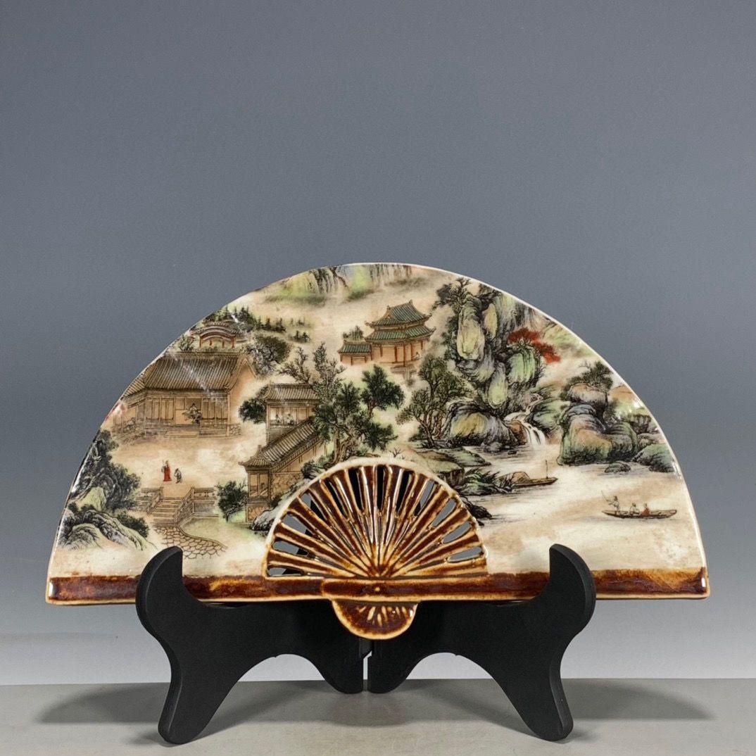 民国時代パステル色山水磁器扇置物 景徳鎮 陶磁器 装飾品 現代工芸品美術品 置物 民国時代パステル色山水磁器扇置物 景徳鎮 陶磁器 装飾品 現代