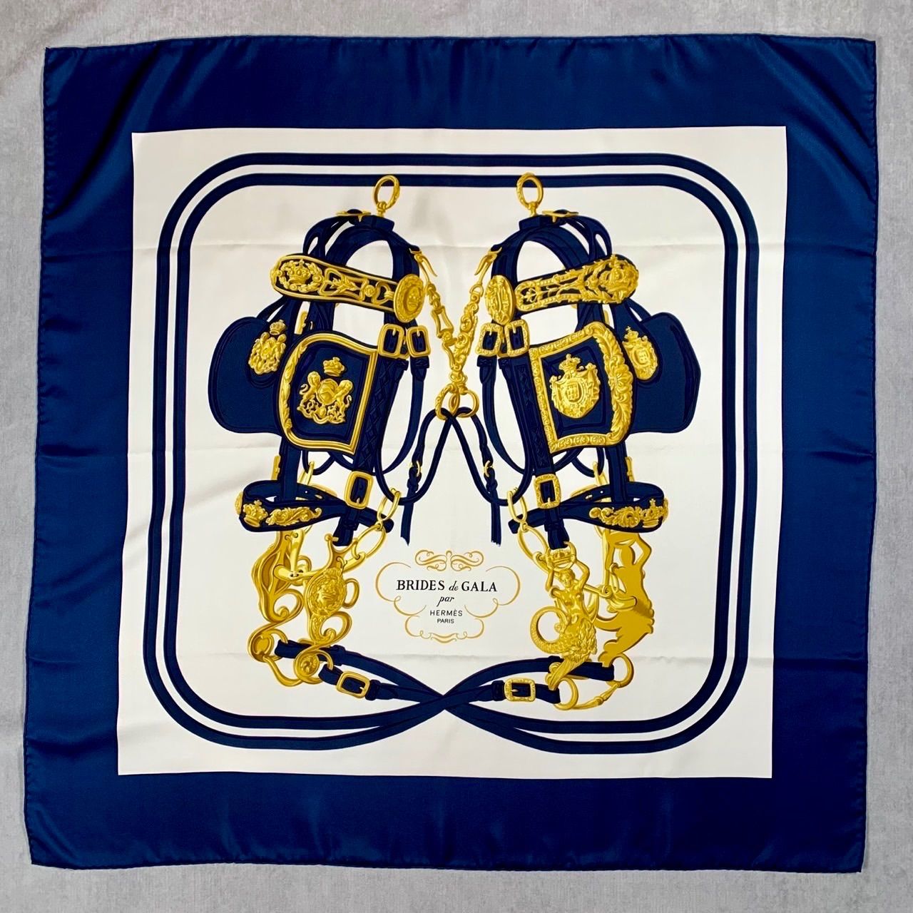美品 エルメス HERMES カレ 90 ブリッド・ドゥ・ガラ シルク カレ 90 《ブリッド・ドゥ・ガラ》 | Hermès - エルメス-公式サイト