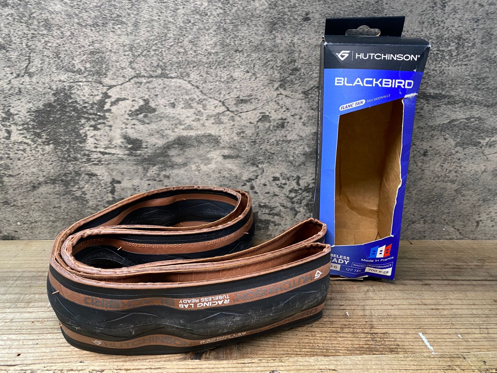 JM448 ハッチンソン HUTCHINSON BLACKBIRD FLANC TAN 700x28C TUBERESSREADY タイヤ 1本