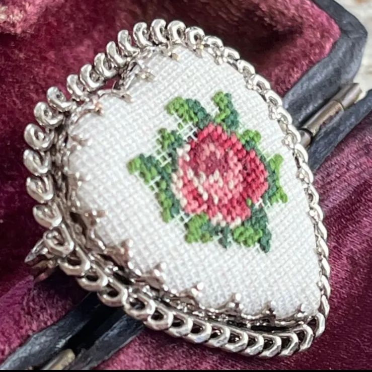 プチポアン・プチポワン☆赤い薔薇　刺繍ブローチ　ハンドメイド 50's仏！プチポワン Petit point 薔薇 ローズ ハートブローチ - メルカリ